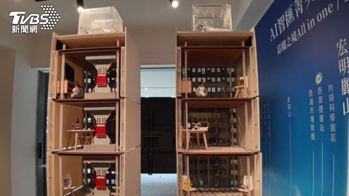建商以地震模擬台，展現自家推案優勢。（圖／TVBS）