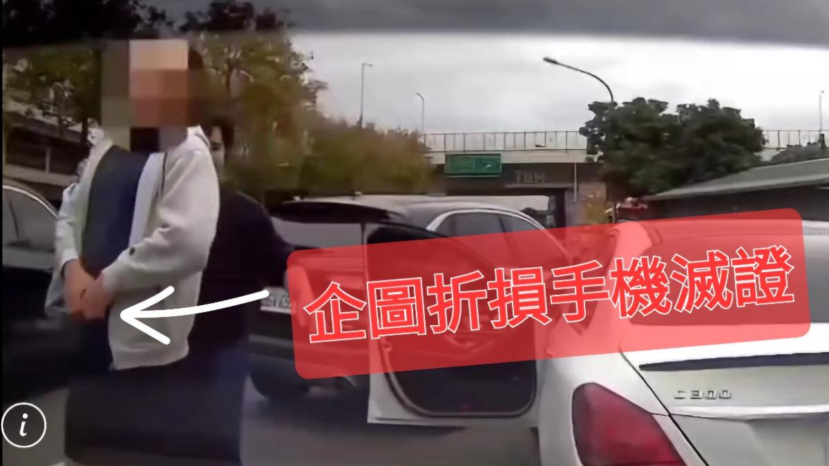 折損iPhone丟草叢滅證 警苦搜1小時還原鐵證。(圖/礁溪分局)