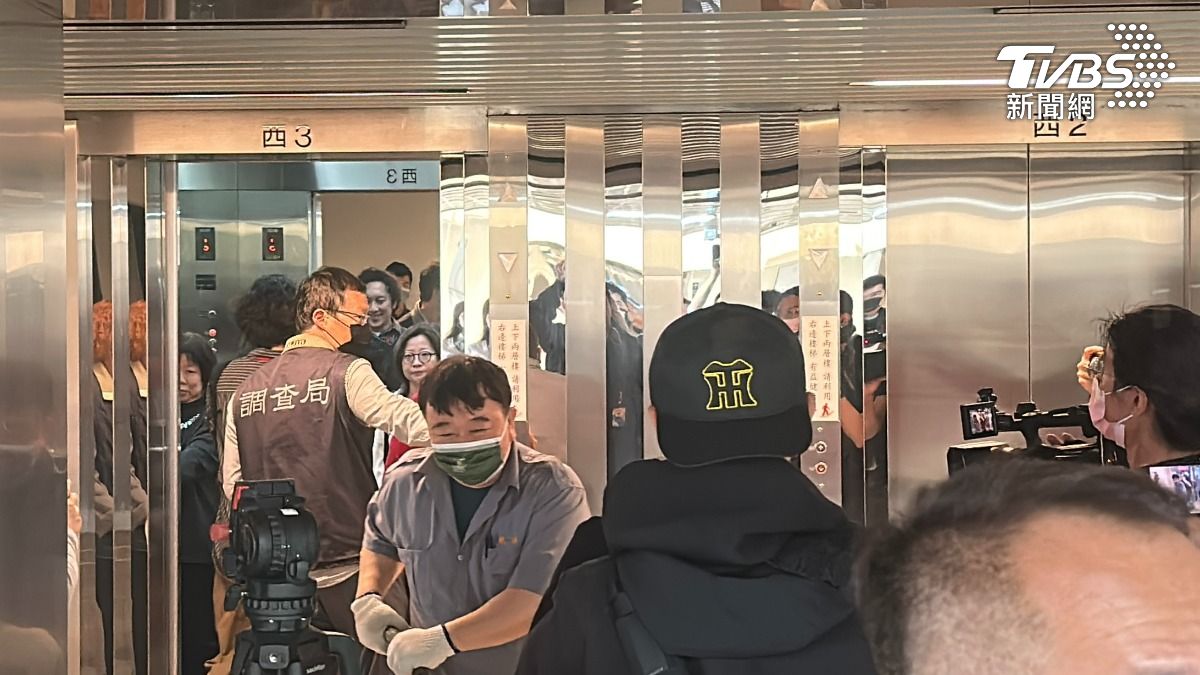 調查局搜索北市議員李傅中武辦公室。(圖/TVBS)