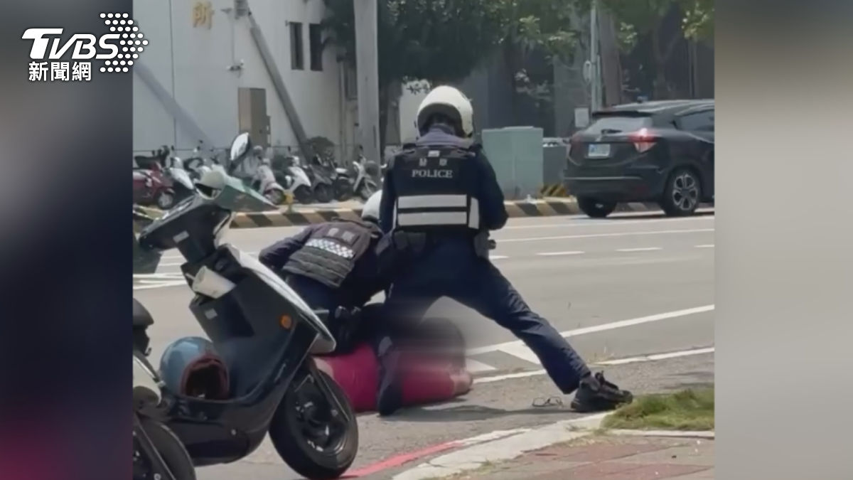 台南市區的林森路跟東門路口,突然出現了大場面,好幾名員警將一名穿紅上衣的男子包圍壓制。(圖/翻攝Threads_sha_sha_sha_shark)