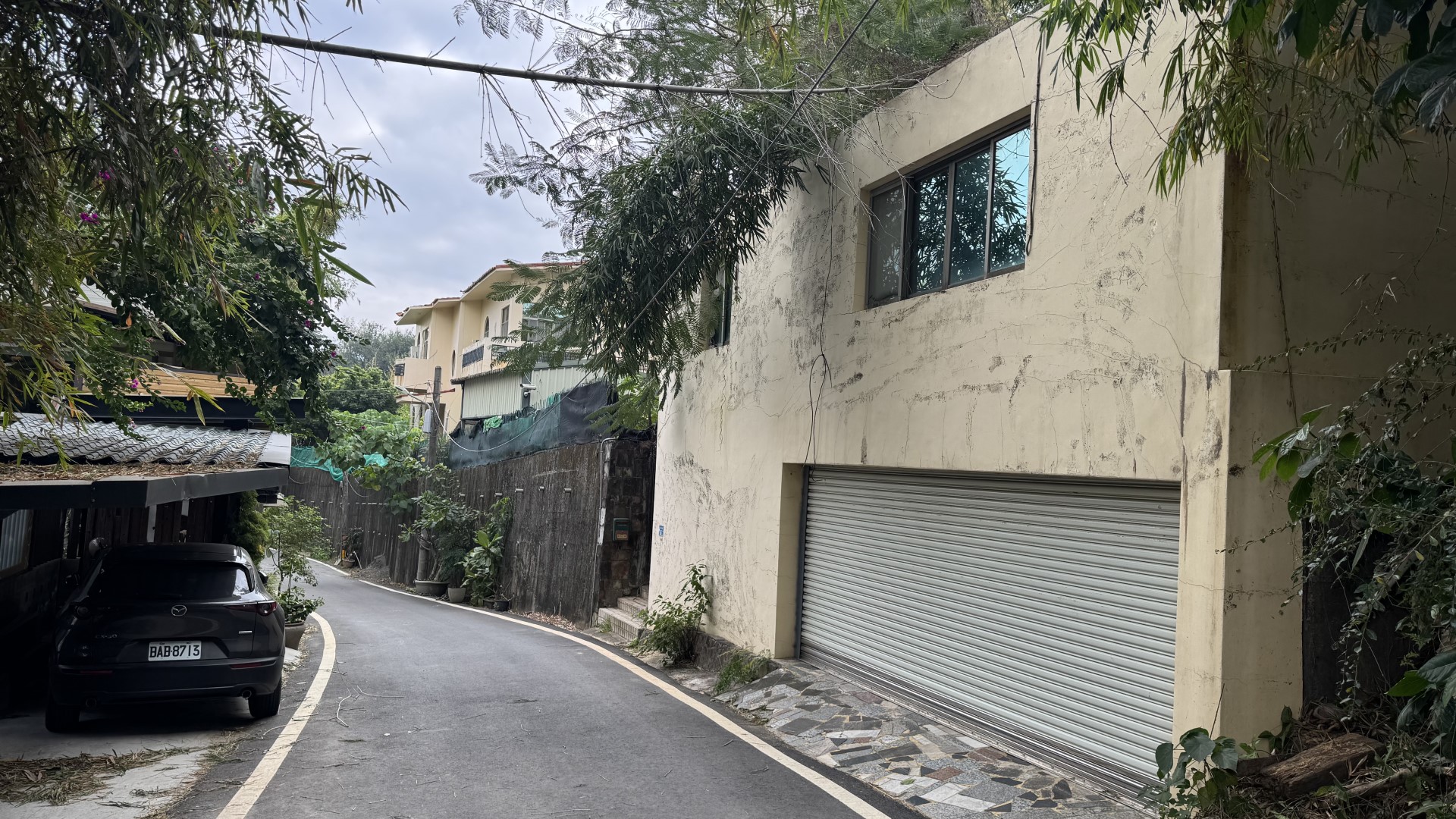 ▲非法佔用的違建還被做為道場及招待所使用。（照片來源：高雄市政府）