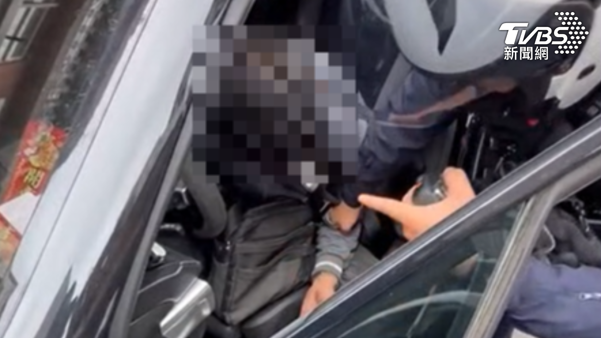 男毒駕企圖逃逸,警硬拉下車,嫌:我又沒怎樣。(圖Threads/huangyikuei0317)
