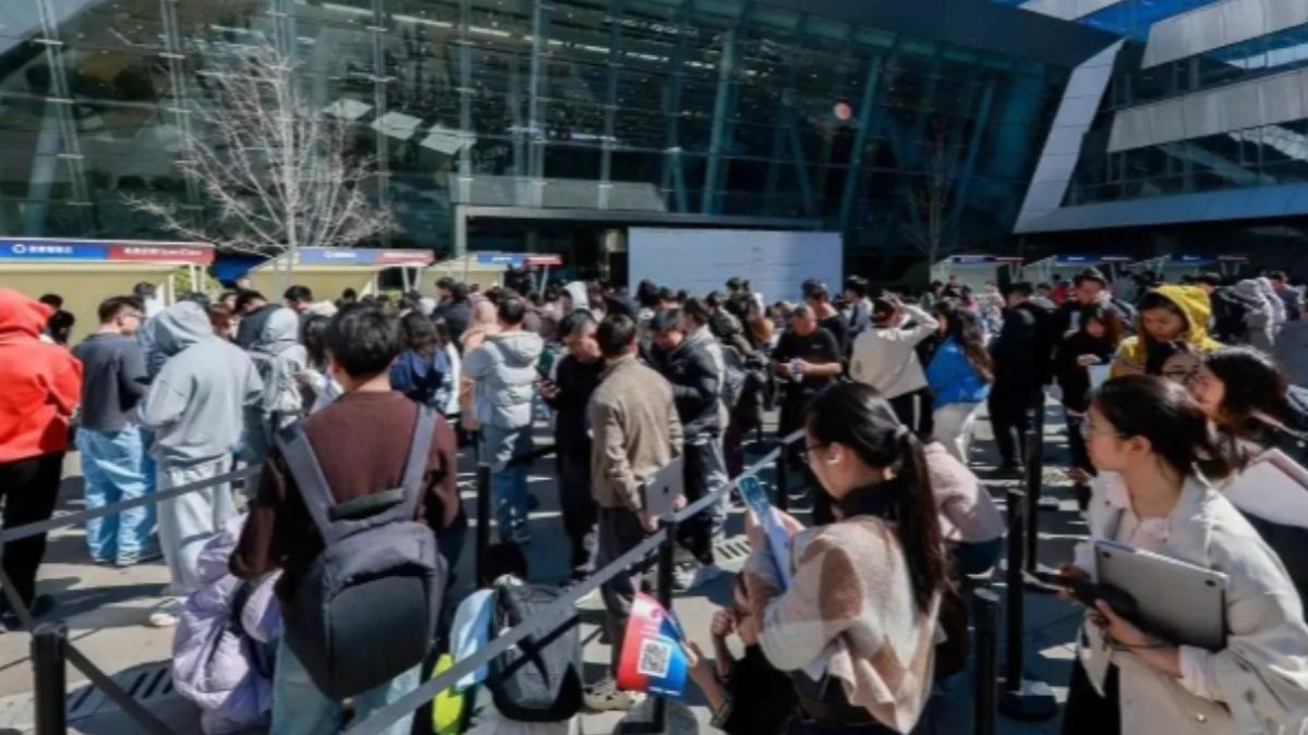 百度公司舉辦「龍蝦市集」,近千人湧進企業北京園區,排隊等安裝AI人工助手OpenClaw。(圖/百度公司)