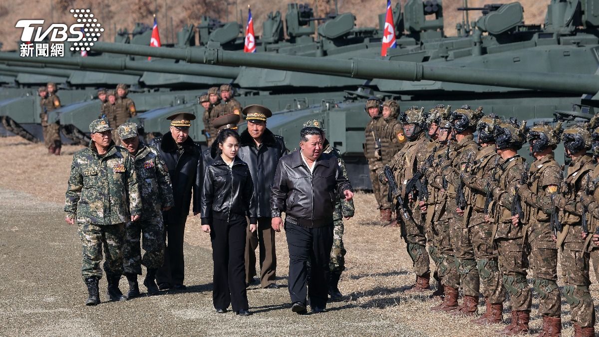 北韓領導人金正恩帶女兒金主愛一起視察新型坦克。(圖/達志影像美聯社)