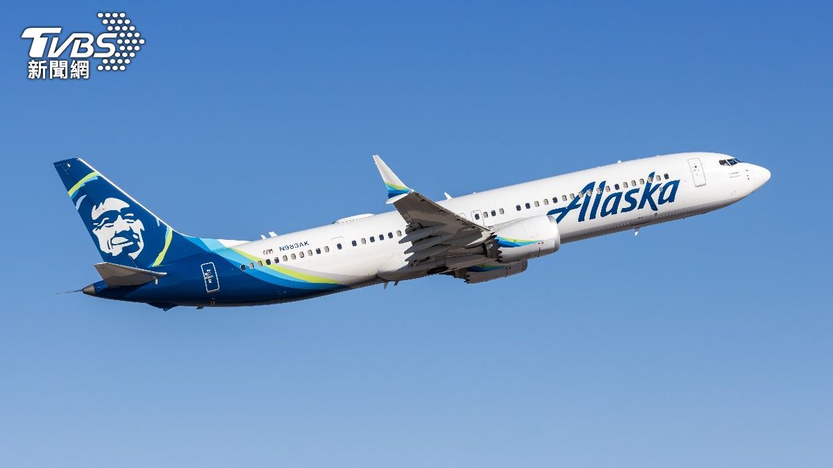 美國阿拉斯加航空一架波音737客機差點在落地時擦撞準備起飛的貨機。(圖/達志影像美聯社)
