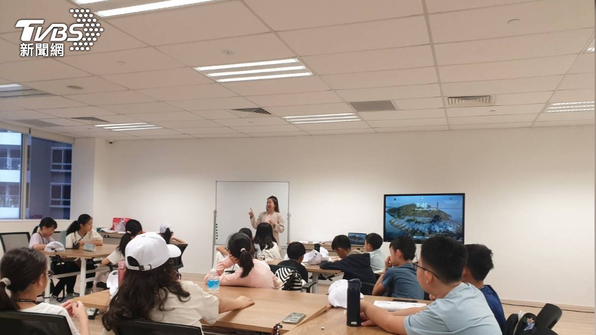 台灣偏鄉學童赴新加坡交流，上英語和AI課程。　（圖／王薏絜拍攝） 