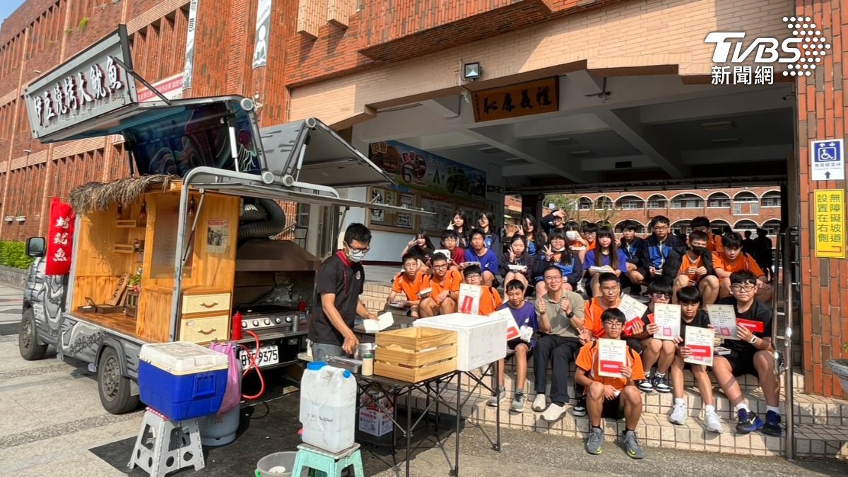 高雄路竹一所國中祭美食獎勵,32位模擬考成績進步,校方大方請客,進步兩分除了有雞排或披薩,四分以上,還加碼珍珠奶茶。(圖/TVBS)