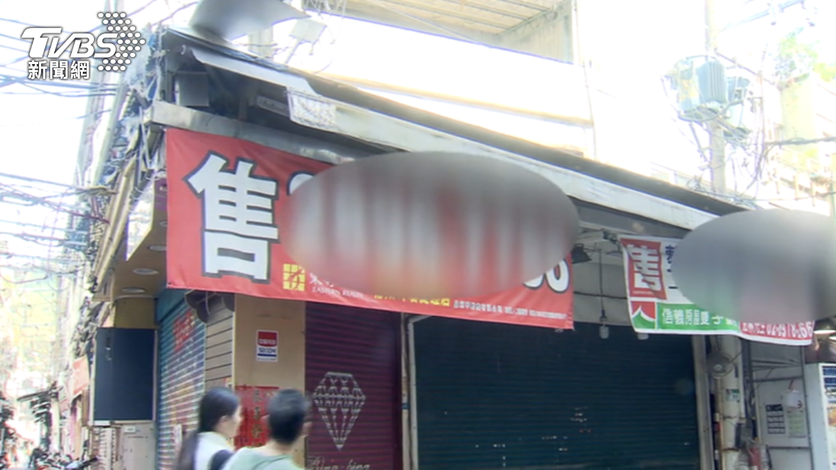 士林平面夜市商圈爆發空租潮,不少店面掛上招租或招售看板。(圖/TVBS)