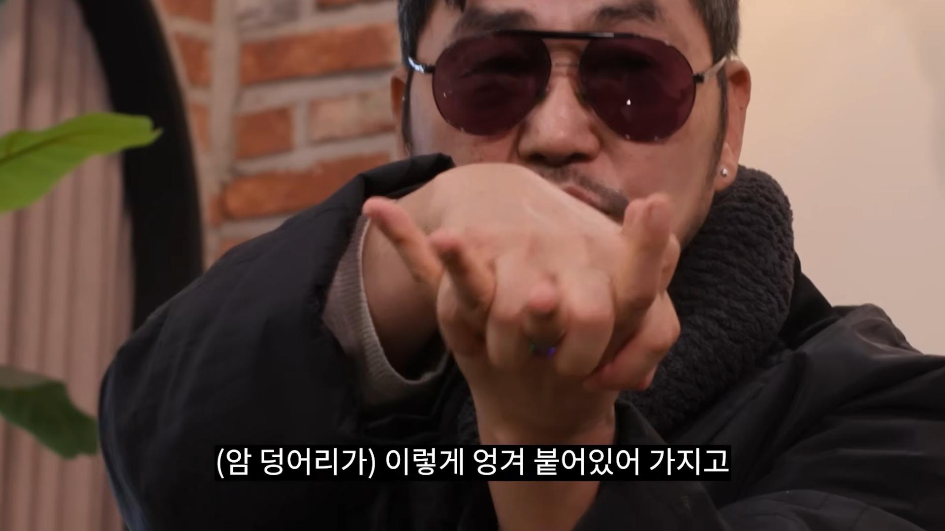 金英浩親眼看到身上的腫瘤糾結成一塊。(圖/翻攝自요즘 뭐해YouTube)