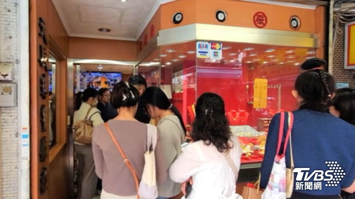 銀樓被民眾擠爆,許多人手捧鈔票就是為了搶買黃金。(圖/TVBS)