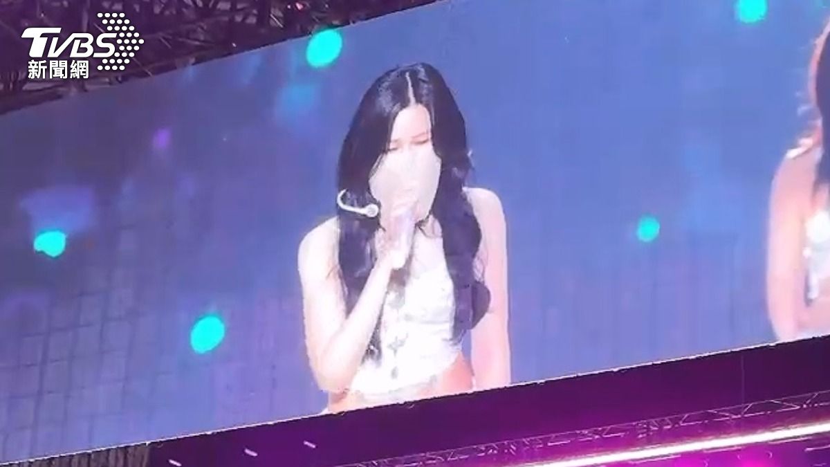 Mina因為拔智齒而不得不戴著面紗表演。(圖/愛TWICE的sting授權提供)
