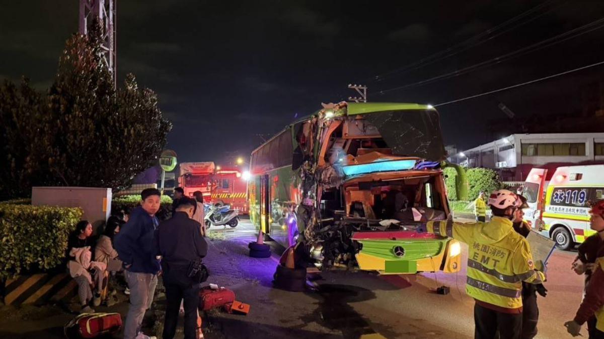 快訊/疑恍神釀禍!桃園遊覽車追撞大貨車 21人送醫