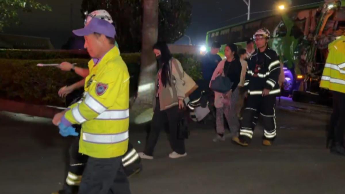 桃園市蘆竹區榮安路今日晚間發生一起嚴重車禍。(圖/TVBS)
