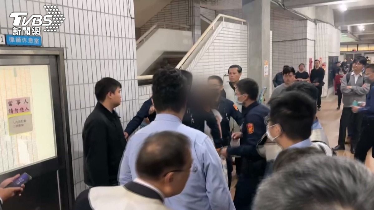 甩巴掌場面相當混亂。(圖/TVBS)