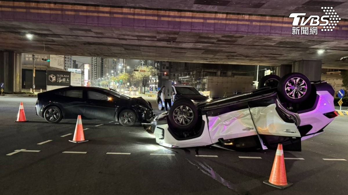 黑色轎車直行看見轉彎車已經煞車不及,當場將對方撞翻。(圖/TVBS)