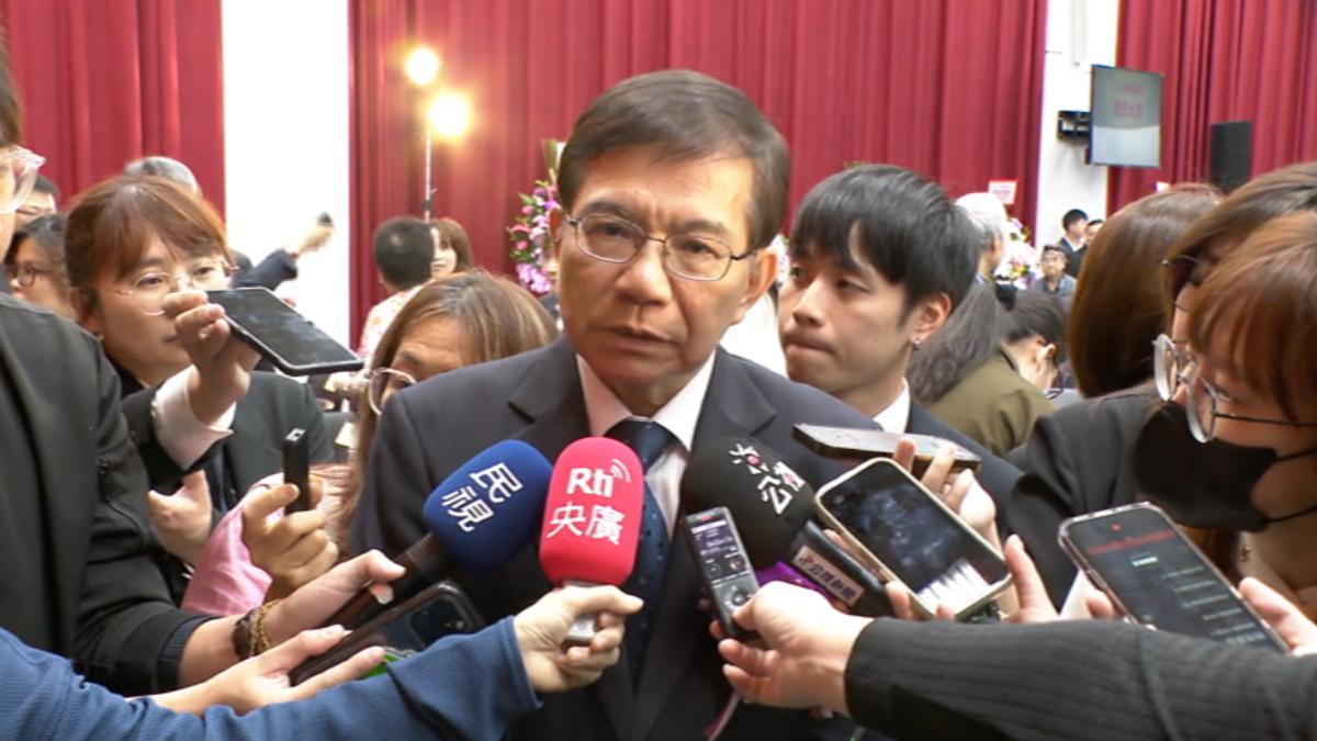 中華郵政董事長王國材說明郵局人力缺口。(圖/TVBS)