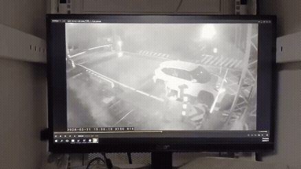 休旅車與火車碰撞瞬間。（圖／翻攝自湯瑪士的日常）