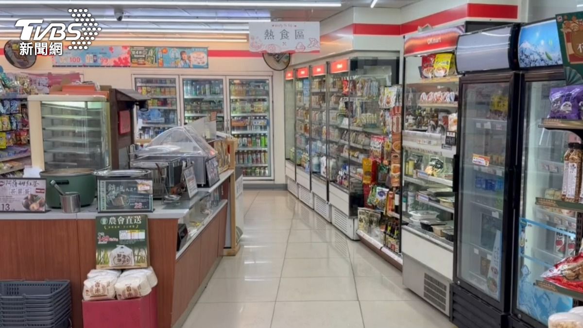 街頭爆粗口!基隆翁遭婦「斷傘爆頭」猛K 旁邊店員超淡定