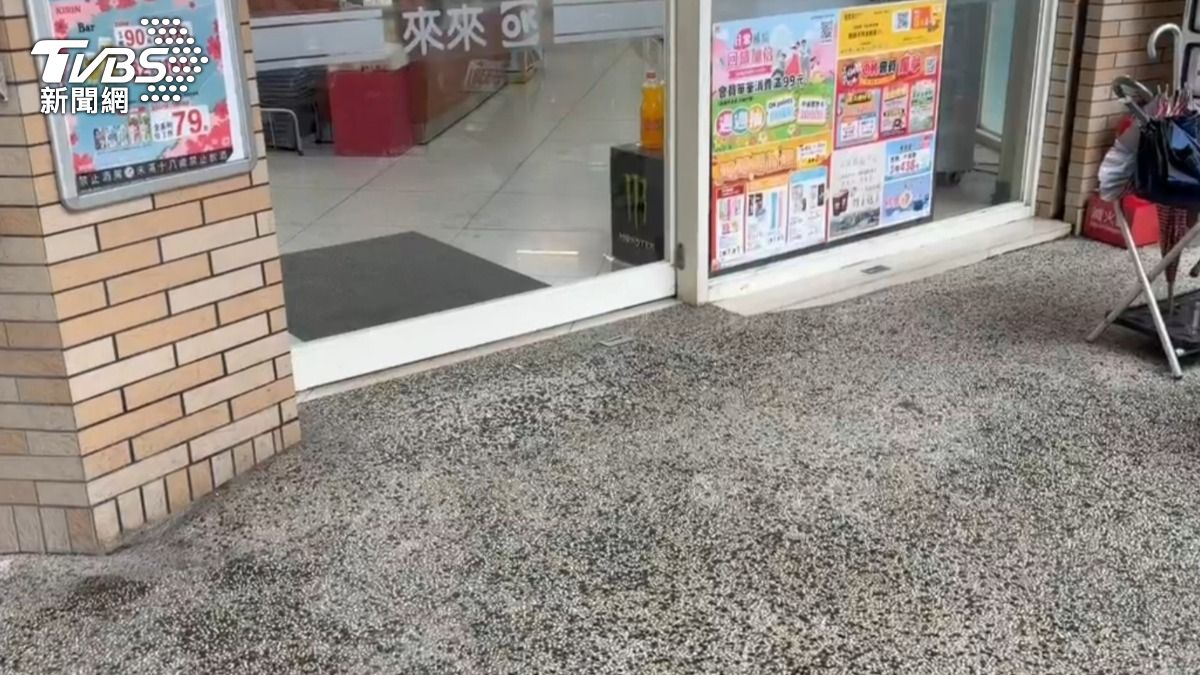 基隆婦人情緒失控,手持雨傘追打老翁進超商。(圖/TVBS)