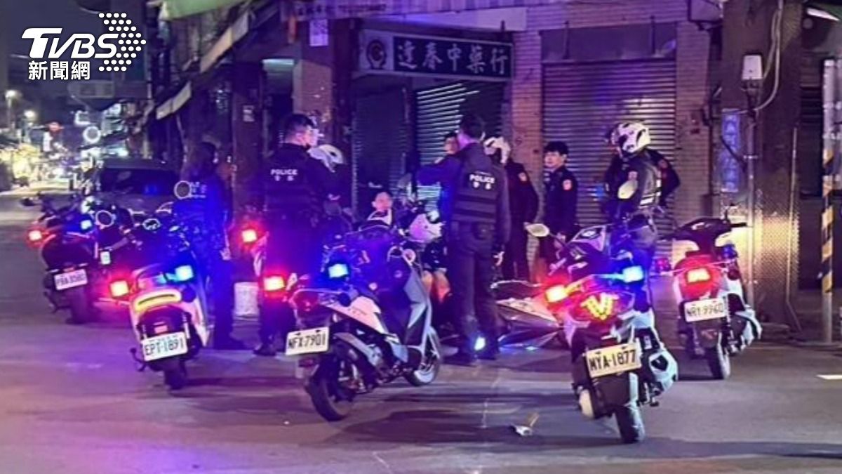 桃園男「酒駕+毒駕」狂飆,最後衝撞警車倒地。(圖/TVBS)