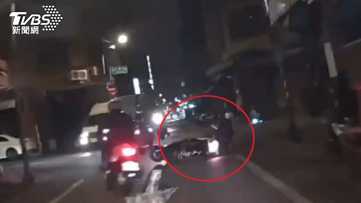 桃園男「酒駕+毒駕」狂飆,最後衝撞警車倒地。(圖/TVBS)