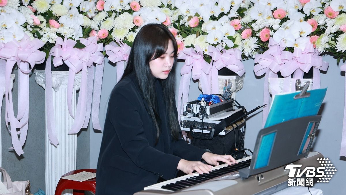 吳中純女兒為告別式伴奏。(圖/黃城碩攝)