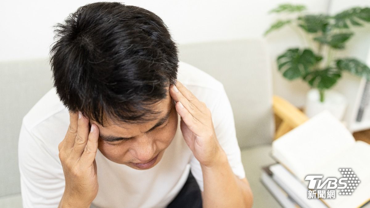 痛到像戴緊箍咒!醫揭「緊張性頭痛」元凶 4穴位+神技巧解壓
