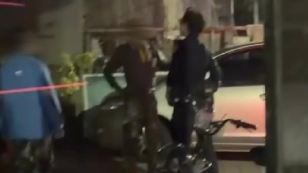 高雄楠梓區警方獲報處理停車糾紛,警方表示私人土地無法開單或拖吊引發住戶不滿,當街對著警察咆哮。(圖/翻攝Threads_gudimama)