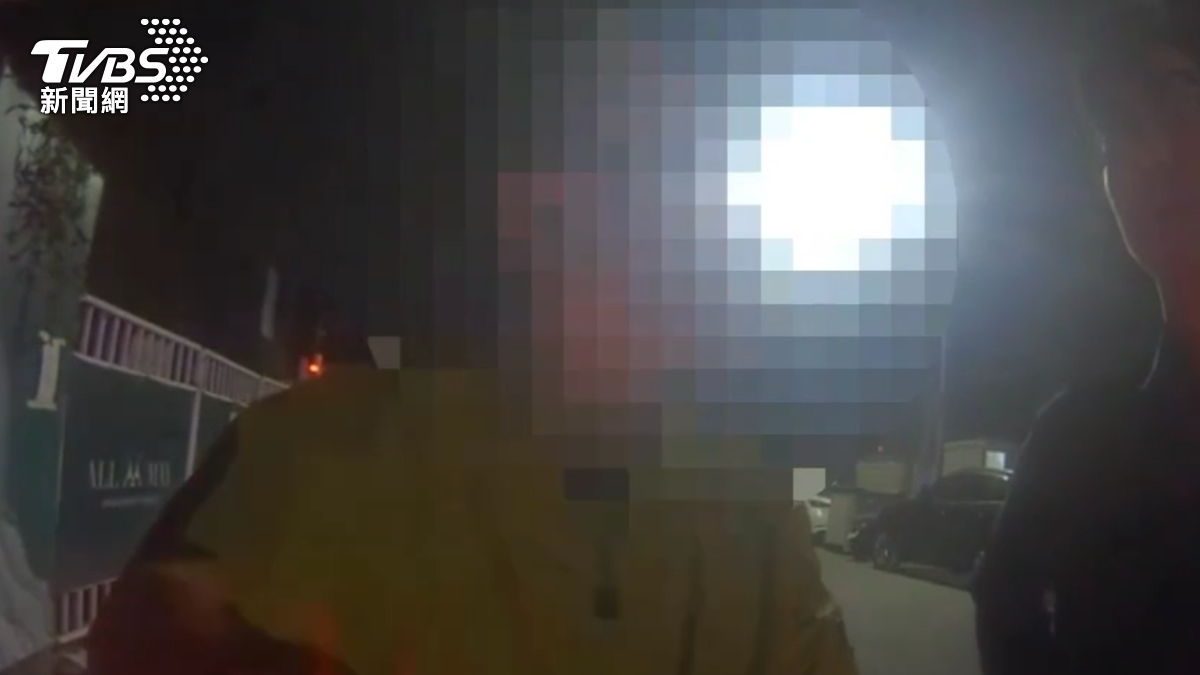 承辦員警持續與民眾溝通,強調警方並非不願協助,而是受限於法規範圍。(圖/TVBS)