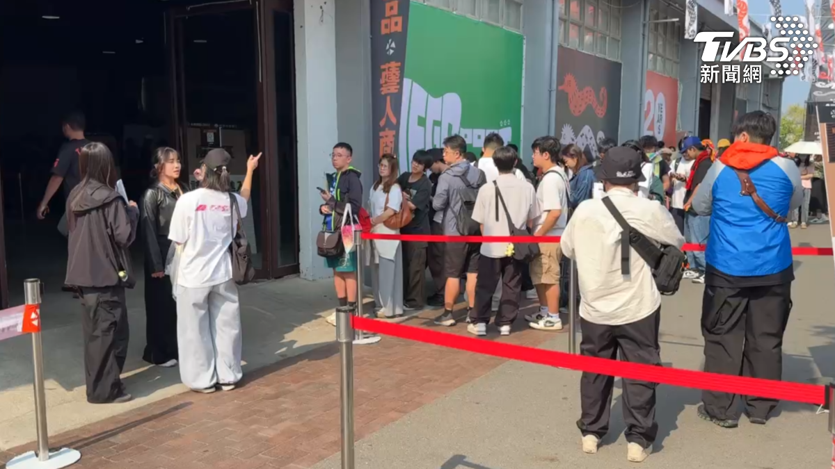 高雄駁二特區週六一早湧現大批人潮，樂迷們為搶購「大港開唱」官方周邊商品而提早排隊。（圖／TVBS）