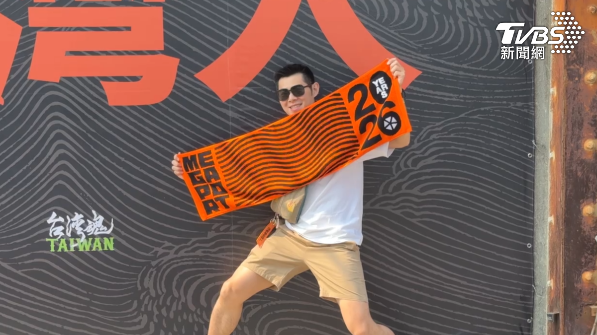 購買完周邊商品後，樂迷們紛紛移動至主視覺前拍照打卡，完成每年的「簽到」儀式。（圖／TVBS）