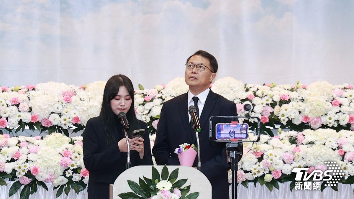 梅聖旻和女兒梅嬿翎3月時為吳中純舉辦告別式。(圖/TVBS資料照片)