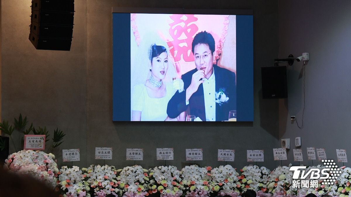 吳中純告別式播放過去結婚照片。(圖/黃城碩攝)