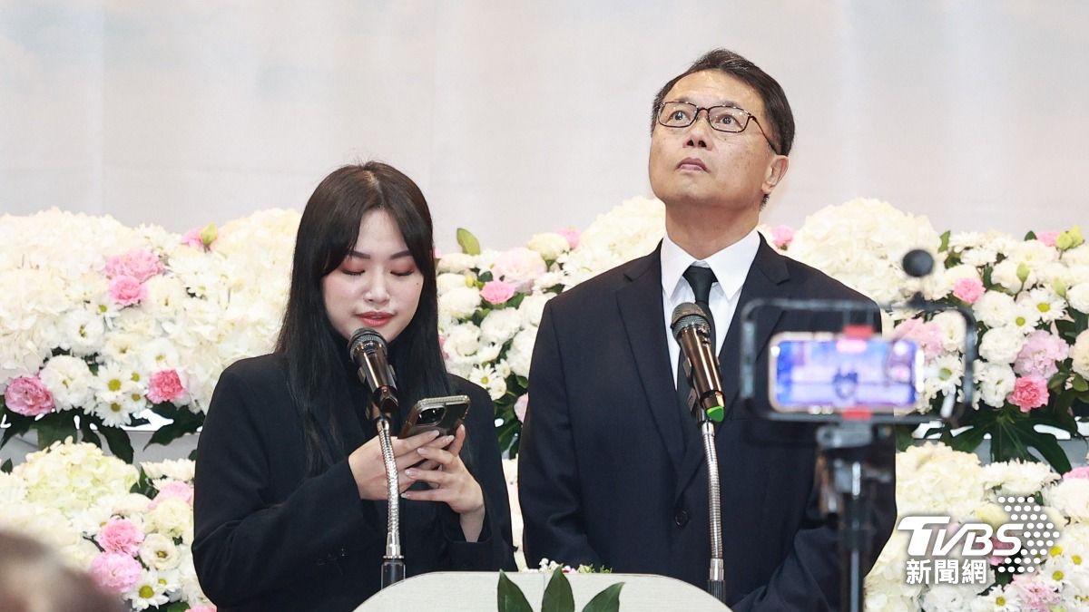 吳中純老公梅聖旻(右)在聽女兒對媽媽的思念,強忍淚水。(圖/黃城碩攝)