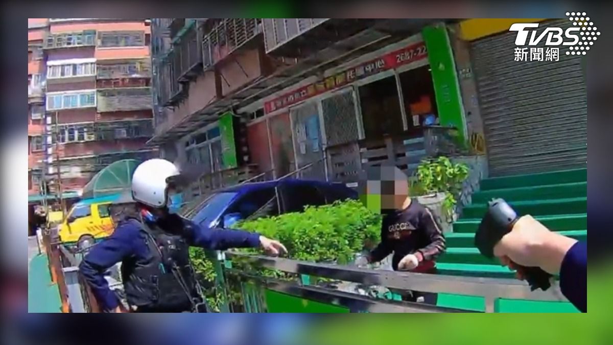 逃逸移工躲幼兒園,警持辣椒槍壓制。(圖/TVBS)