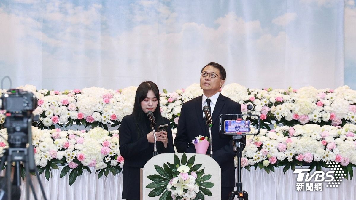 吳中純老公梅聖旻(右)在聽女兒對媽媽的思念,強忍淚水。(圖/黃城碩攝)