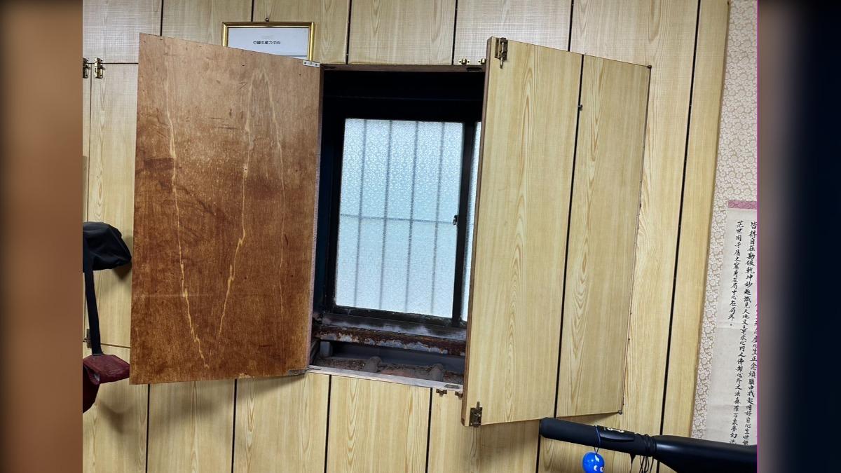 竊嫌藏身夾層。（圖／警方提供）