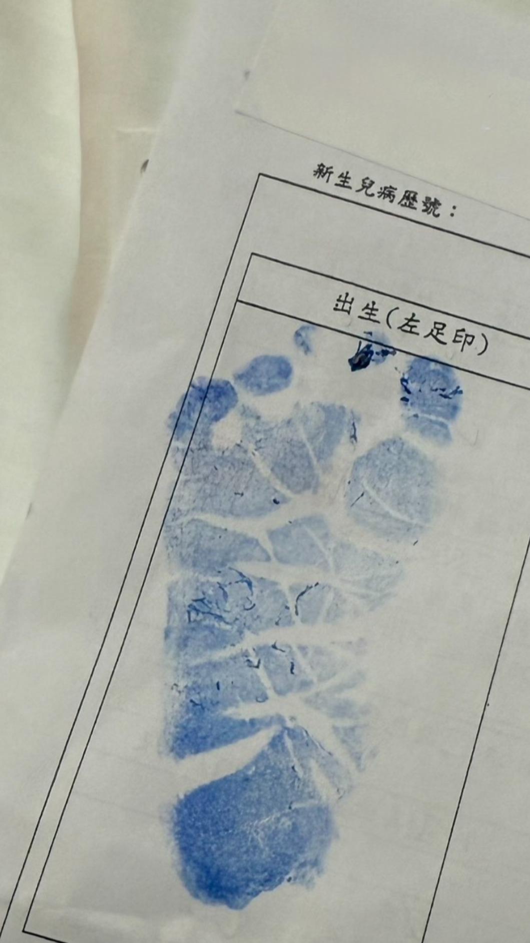 婁峻碩、焦凡凡曬出兒子的小腳印。(圖/翻攝自婁峻碩IG)