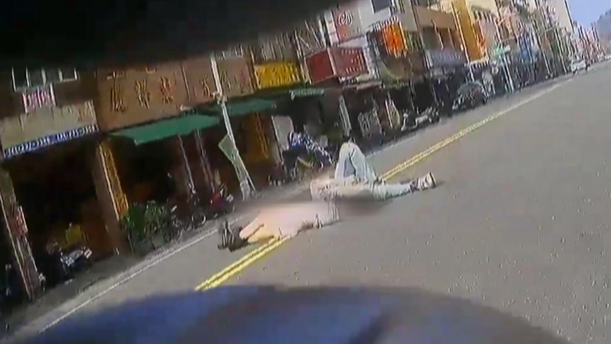高雄市八德一路與復興一路口,民眾發現一對男女躺臥在馬路中,疑似飲酒過量路倒。(圖/翻攝_WoWtchout-地圖型行車影像分享平台)
