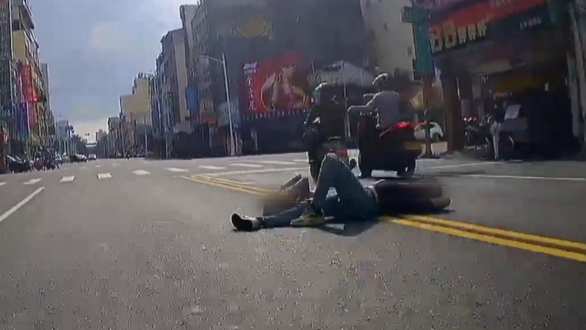 仔細觀察地上的兩人,女生安詳平躺,男生甚至翹腳並用手枕著頭部。(圖/翻攝_WoWtchout-地圖型行車影像分享平台)
