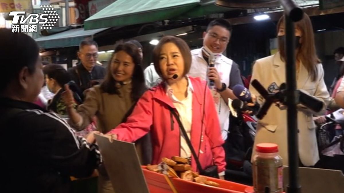傳出于美人有意回鍋參選議員,近期也開始勤跑宮廟行程。(圖/TVBS)