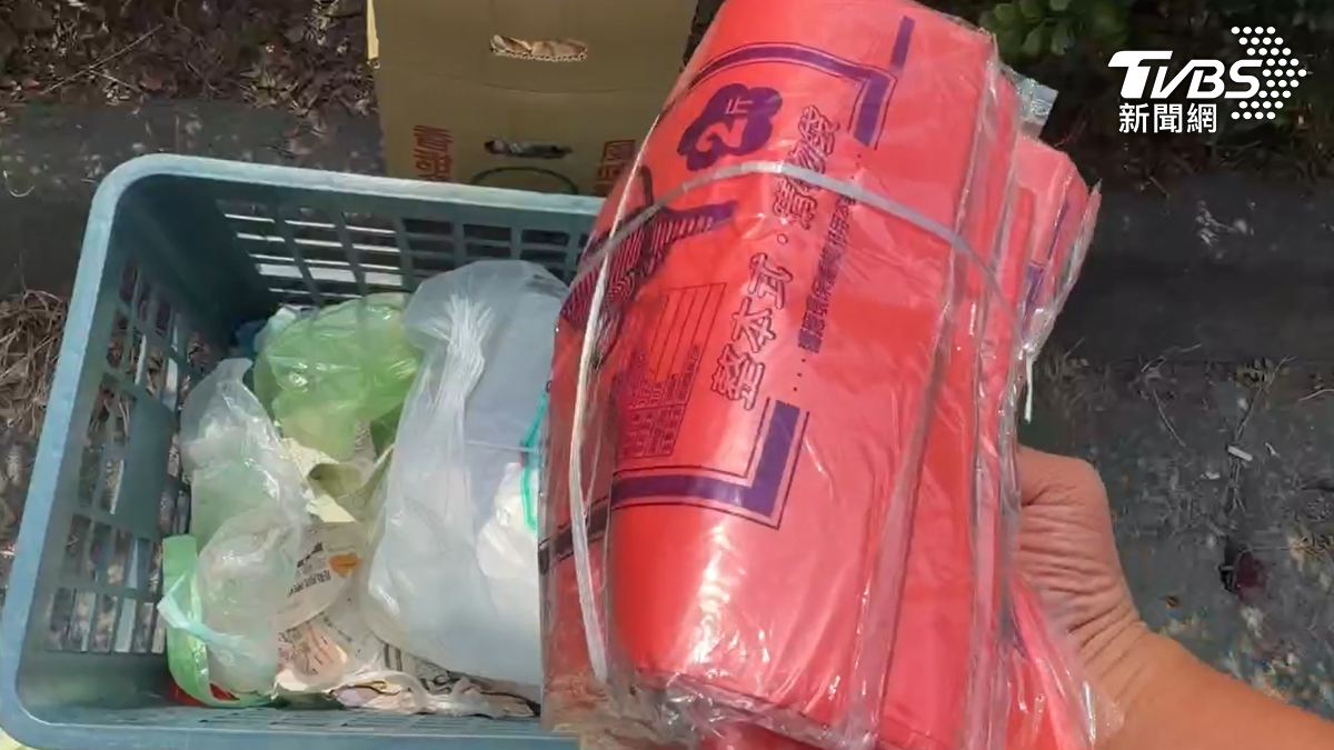 有攤商表示,塑膠袋最近很不好買,因為店家限制購買數量。(圖/TVBS)