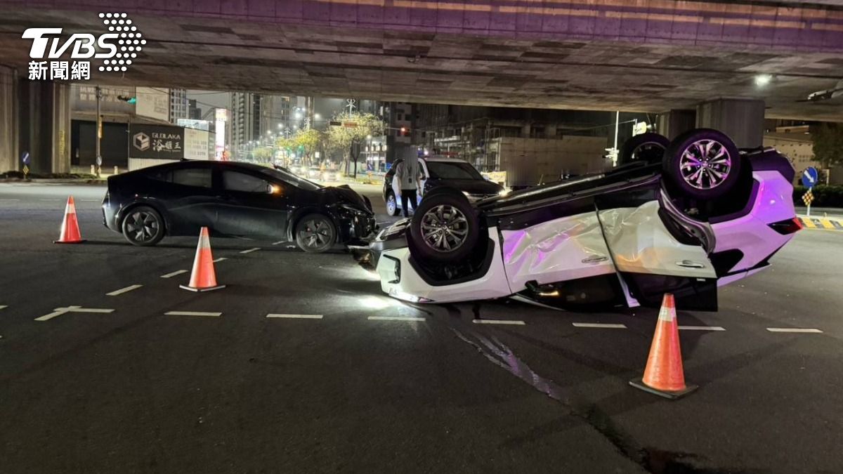 有片/台中西屯魔王路口又撞了!休旅車烏龜翻 網:在比誰更勇敢