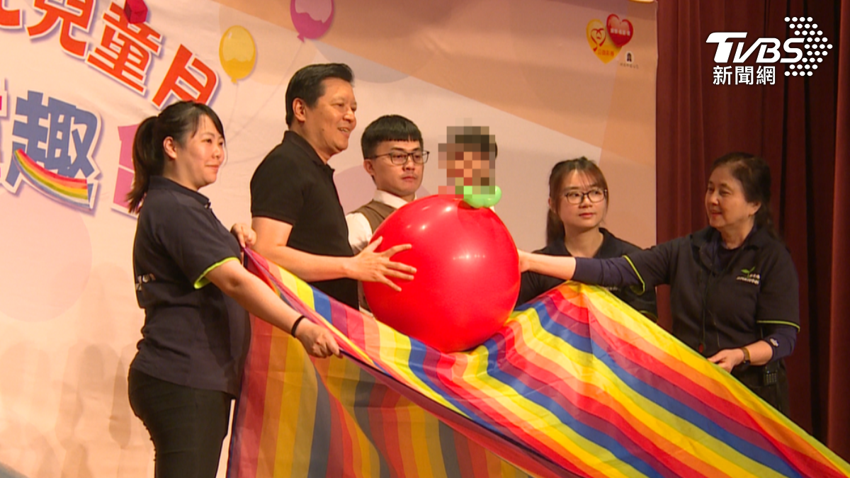 親子館「兒童月–動玩童趣味」,闖關練體能。(圖/TVBS)