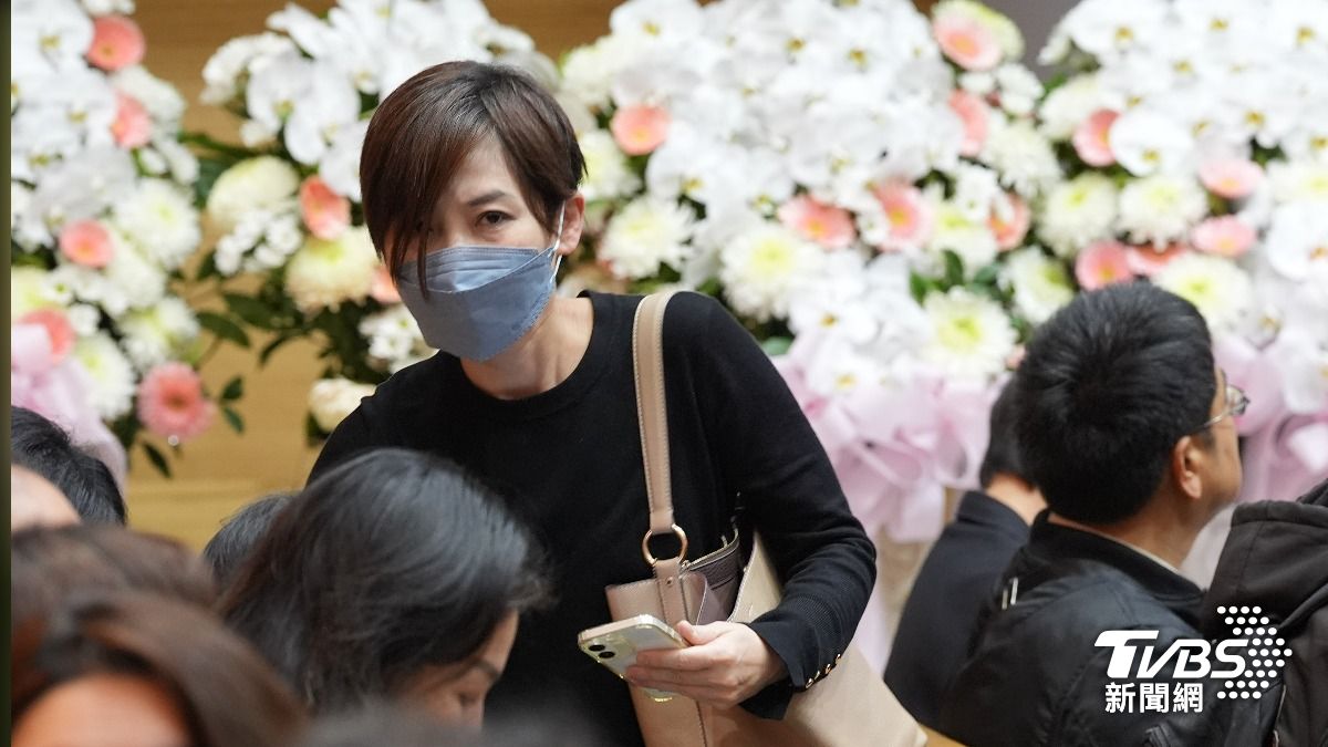 彭愛佳出席吳中純告別式。(圖/黃城碩攝)
