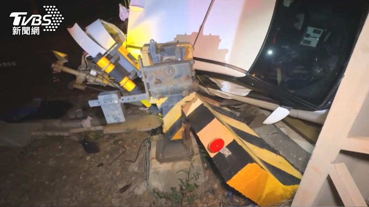 台鐵副站長值班早退　硬闖平交道遭撞。(圖／TVBS) 