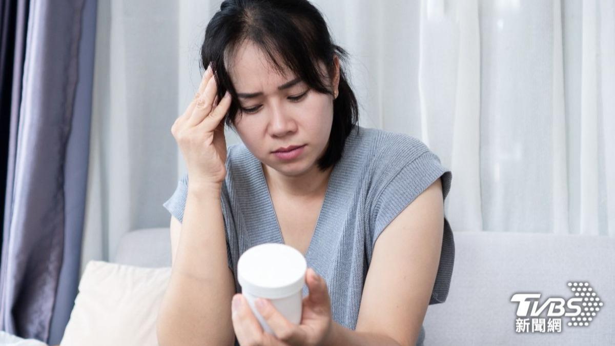 受磁暴影響,人容易出現頭痛、失眠等症狀。(示意圖/shutterstock達志影像)