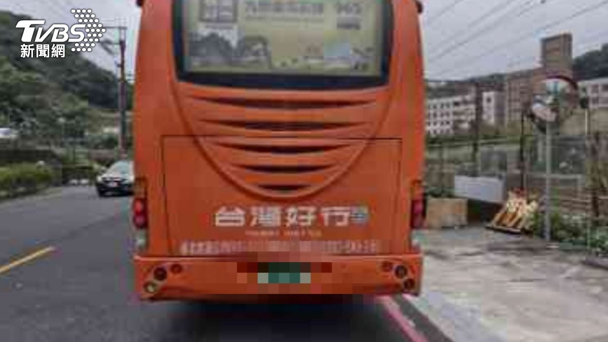 台灣好行司機「毒駕」車禍，快篩陽性當場被逮。（圖／TVBS）