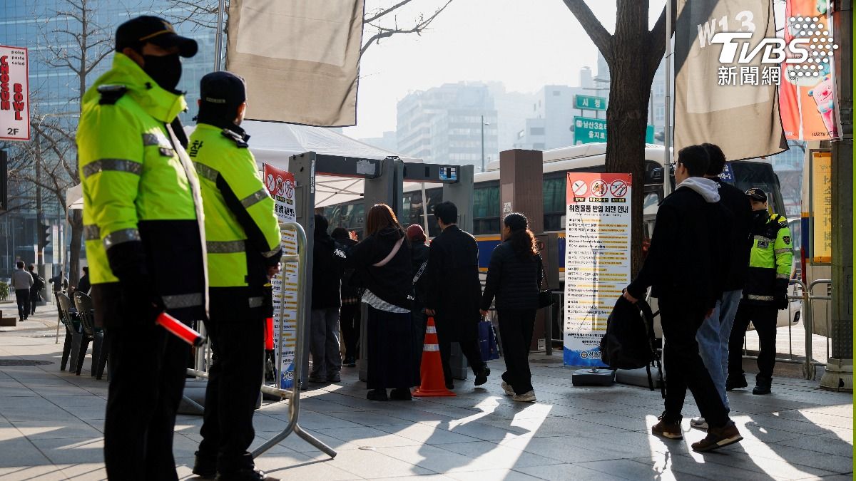 本次BTS回歸大秀共投入約1.5萬名人員,還要安檢。(圖/達志影像路透社)