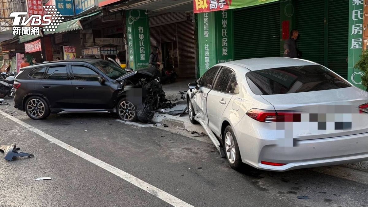 兩車於巷口發生碰撞。(圖/TVBS)